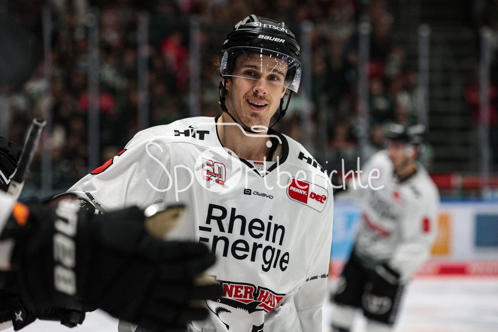 Augsburger Panther - Koelner Haie  | Louis-Marc AUBRY (KEC #15) freut sich ueber den Treffer zum 0-2 durch Nicholas BAPTISTE (KEC #13)