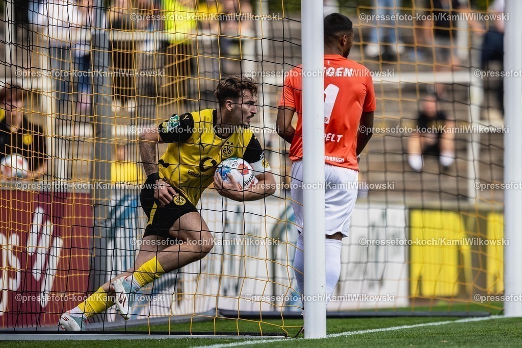 xkwi03082501021 | 03.08.2025, xkwix, Fußball, Regionalliga West, Borussia Dortmund U23 - Sportfreunde Siegen, Stadion Rote Erde: Torjubel nach dem Tor zum 1:1 durch Tony Reitz (Borussia Dortmund 2 #36) 