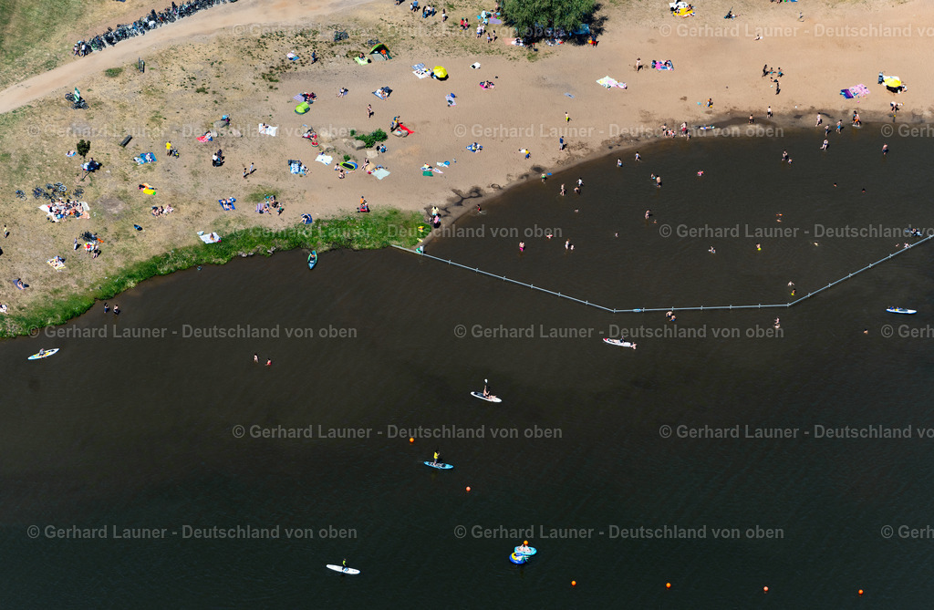 4029706 | BREMEN 01.06.2020 Sandstrand- Landschaft entlang des Ufer- Flußverlaufes am Strandbad Weserstrand am Strandweg im Ortsteil Huckelriede in Bremen, Deutschland. // Sandy beach landscape along the banks of the river on Strandbad Weserstrand in the district Huckelriede in Bremen, Germany. Foto: Gerhard Launer