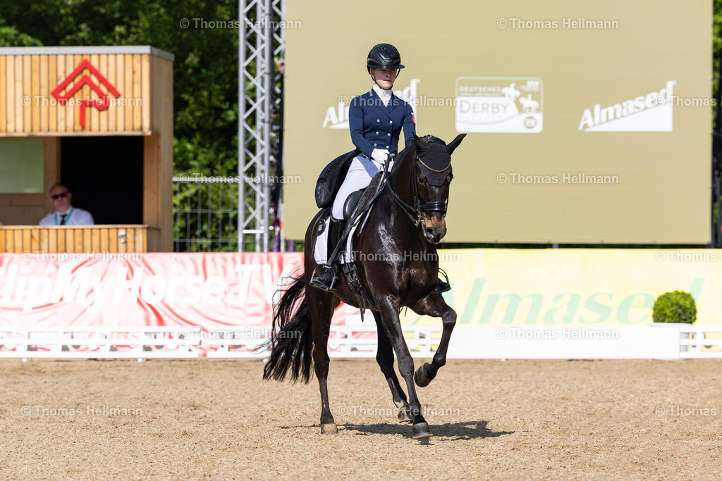 TH_571-OERTZEN Soe Isabell (GER)_ Smiley S_17692 | Deutsches Spring- und Dressur-Derby 2024 am 10.05.24 in Hamburg, 571OERTZEN Soe Isabell (GER), Smiley S