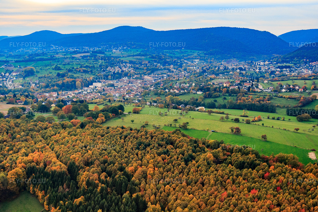 Vue aérienne: Vue de la ville depuis le nord-est à Niederbronn-les-Bains dans le département Bas Rhin, France – .Photo: IMG_084873.jpg prise le 24/10/2015 par Werner Riehm/FLY-FOTO.eu – Résolution de l'original: 5472 x 3648 px