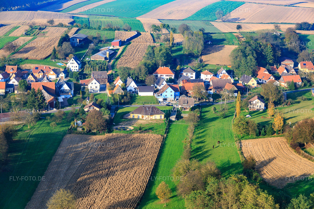 Luftbild: Rue Mittelberg in Wintzenbach im Bundesland Bas-Rhin in Frankreich. – Foto: IMG_075722.jpg vom 01.11.2014 durch Werner Riehm/FLY-FOTO.de – Auflösung des Originals: 5472 x 3648 px