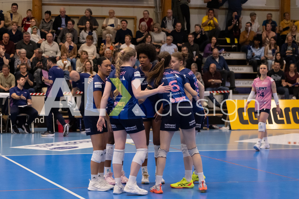 Volleyball I Frauen I Saison 2025-2026 I Volleyball NLA | Women I 1/2 Finals I  VC Kanti Schaffhausen - Sm'Aesch Pfeffingen I 22.03.2026 | Sm'Aesch Pfeffingen Spielerinnenkreis - Realisiert mit Pictrs.com