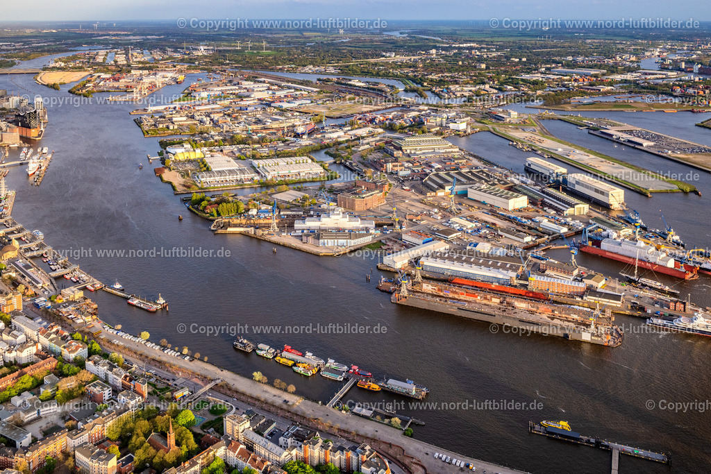 Hamburg_Steinwerder_Blohm_Und_Voss_ELS_1695140424 | HAMBURG 07.05.2024 Landschaft des Hafens am Flussverlauf der Elbe im Ortsteil Steinwerder in Hamburg, Deutschland. Weiterführende Informationen bei: HPA Hamburg Port Authority. // Landscape of the harbor on the river Elbe in the district of Steinwerder in Hamburg, Germany. Further information at: HPA Hamburg Port Authority. Foto: Martin Elsen