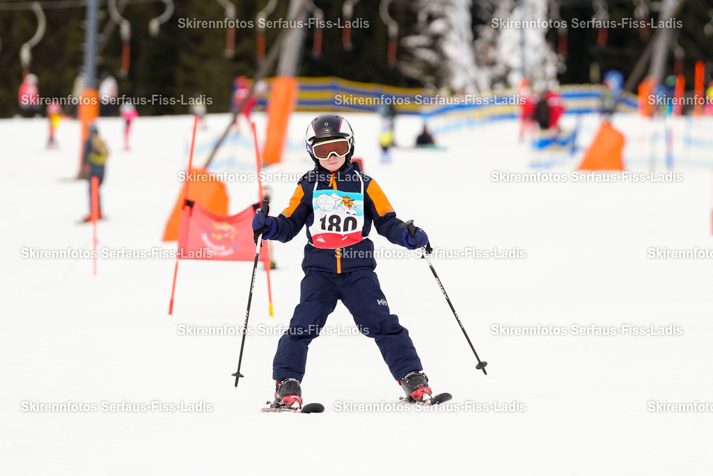 SRF_02.01.2026_0202 | Skirennfotos,Serfaus,Fiss,Ladis,Kinderskirennen,Winter,Tirol,Oberland,skirace,SFL,feelfree,weil wir's genießen,ski,Ski,skifahren,Sonnenplateau, - Realisiert mit Pictrs.com