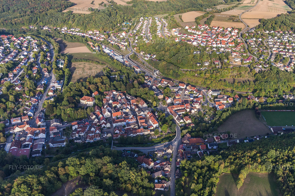 Luftbild: Ortsansicht der Straßen und Häuser der Wohngebiete in Adelsheim im Bundesland Baden-Württemberg in Deutschland. Foto: IMG_111467.jpg vom 09.09.2018 durch Werner Riehm/FLY-FOTO.de