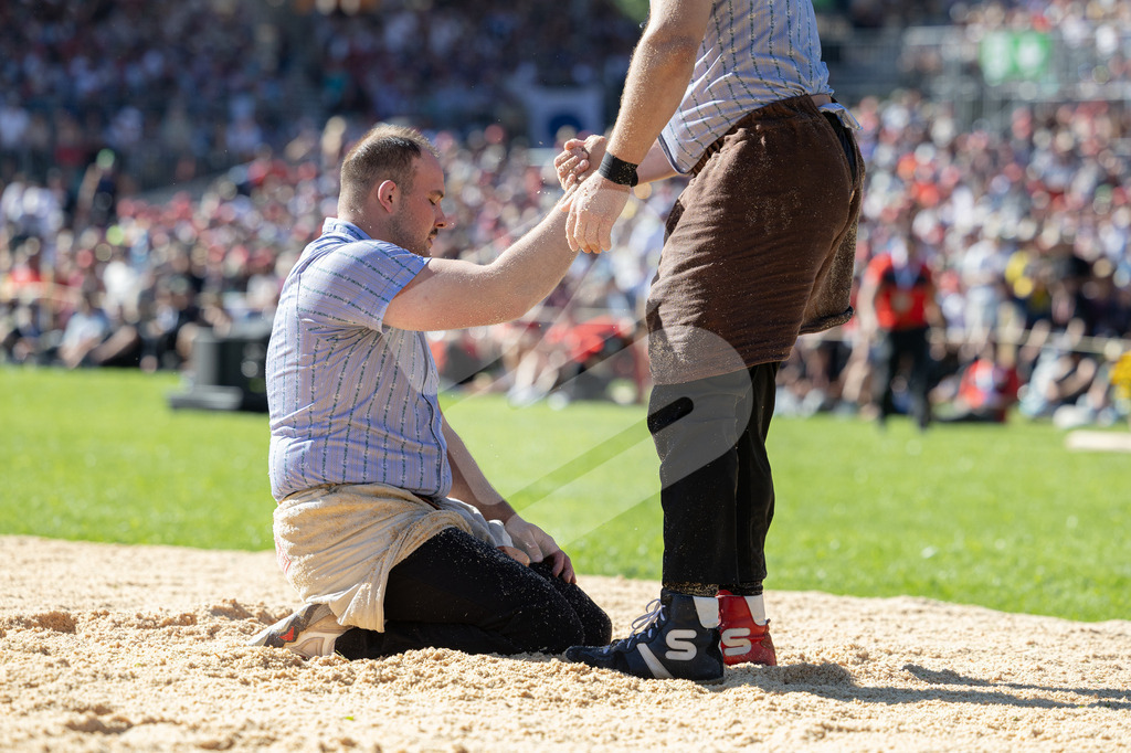 ESAF2025_08Gang_7090 | Die Schwinger des Schwyzer Kantonalen Schwingerverbandes: Fotos, die Dynamik und Leidenschaft festhalten, sowie emotionale Momente aus dem traditionellen Schwingsport zeigen. - Realisiert mit Pictrs.com