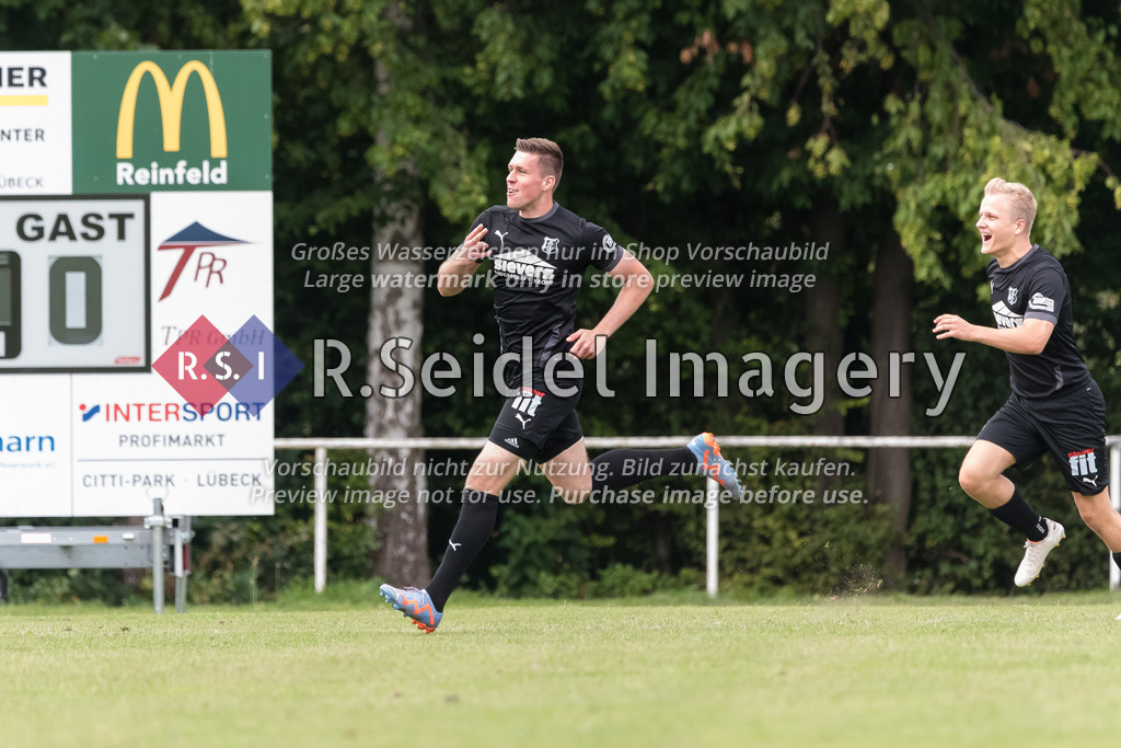RS-1-001216 | Nils Wölki (#24, Eckernförde, Torschütze) und Henrik Stöterau (#25, Eckernförde) jubeln schon in der 2. Spielminute über den 1:0 Führungstreffer