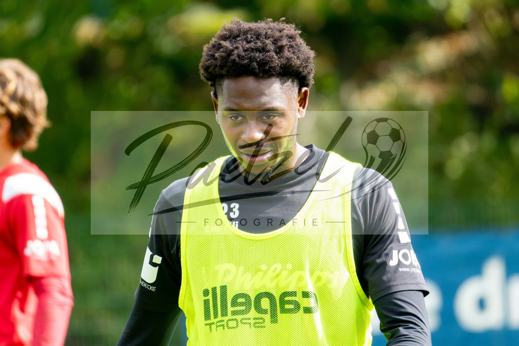 20260909_TRAOSN_0383 | Fußball, Herren: Tony Lesueur (VfL Osnabrück) schaut beim Training des VfL Osnabrück am 09.09.2026 im Sportpark Illoshöhe in Osnabrück, Deutschland.(Foto von Nico Paetzel) - Realisiert mit Pictrs.com