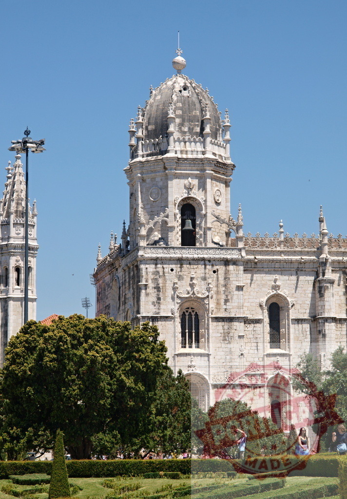 Jerónimos Monastery bell tower dominating formal garden on sunny day. Lisbon - Portugal | Jerónimos Monastery, a UNESCO World Heritage site, showcasing Manueline architecture in Lisbon, Portugal - Realisiert mit Pictrs.com