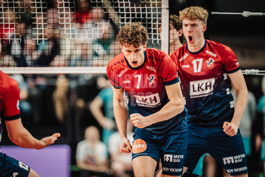 Volleyball | Herren | Saison 2025/2026 | 1. Volleyball Bundesliga Männer | DVV Pokal Halbfinale | SVG Lüneburg vs. SWD powervolleys Düren | 16.12.2025 | Jubel bei Lüneburg v.l. Joscha Kunstmann (#7, SVG Lüneburg) und Axel Valentin Enlund (#17, SVG Lüneburg)