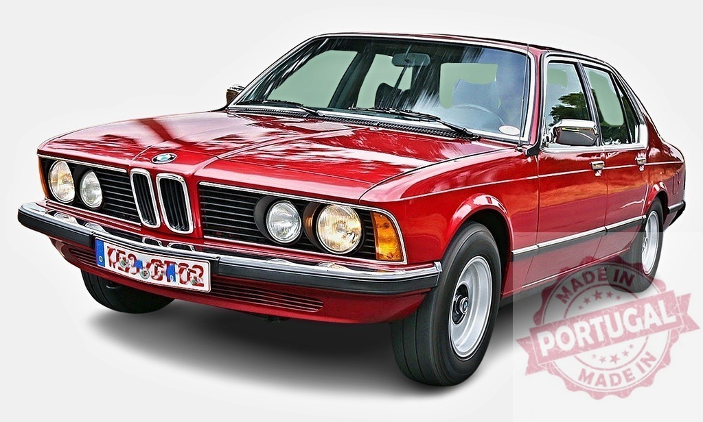 Vintage Red BMW Car Parked in Studio Setting | Classic red BMW sedan showcasing elegant design and retro charm - Realisiert mit Pictrs.com