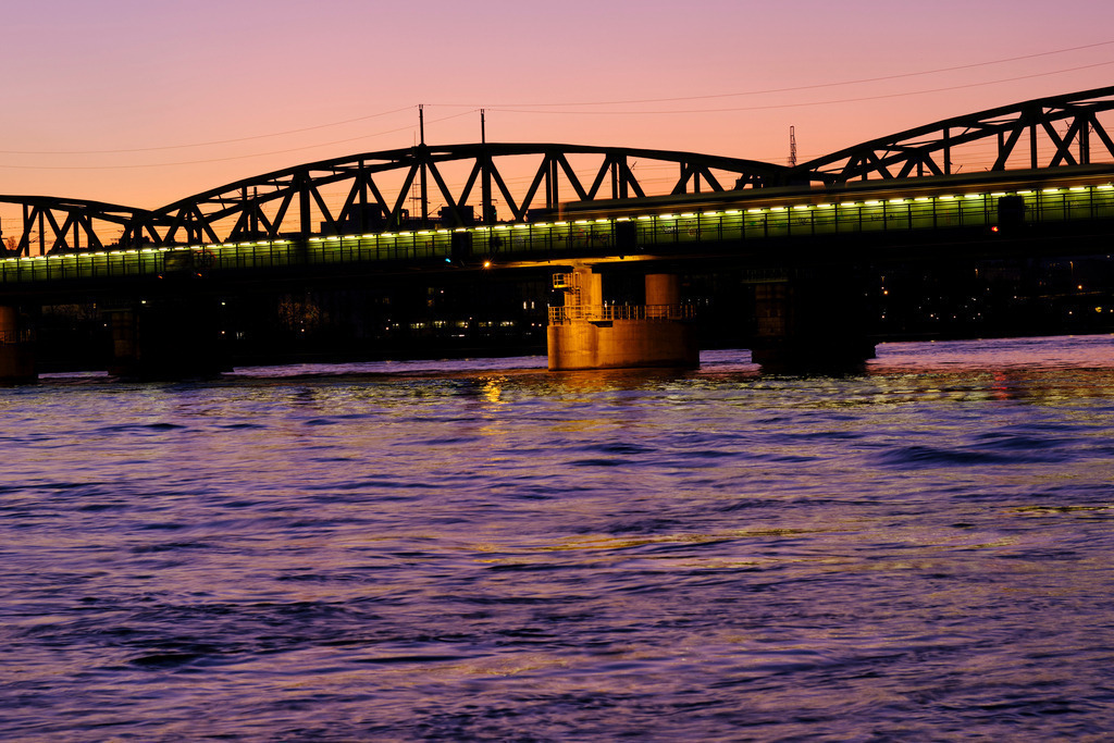 Nordbahnbrücke im Abendlicht | Wien, Austria - March 22, 2019: Nordbahnbrücke im Abendlicht. - Realisiert mit Pictrs.com