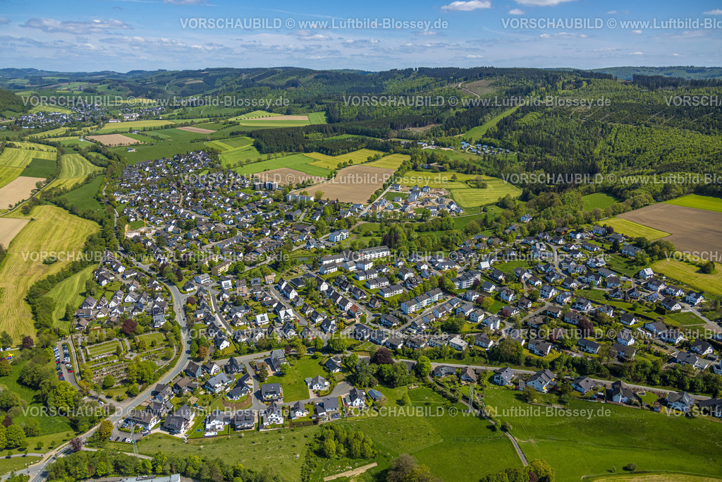 Schmallenberg230506383 | Luftbild, Ortsansicht an der Grafschafter Straße, Baustelle An der Viehbahn, Bergdorf LiebesGrün, bewaldeter Bergrücken, Schmallenberg, Sauerland, Nordrhein-Westfalen, Deutschland