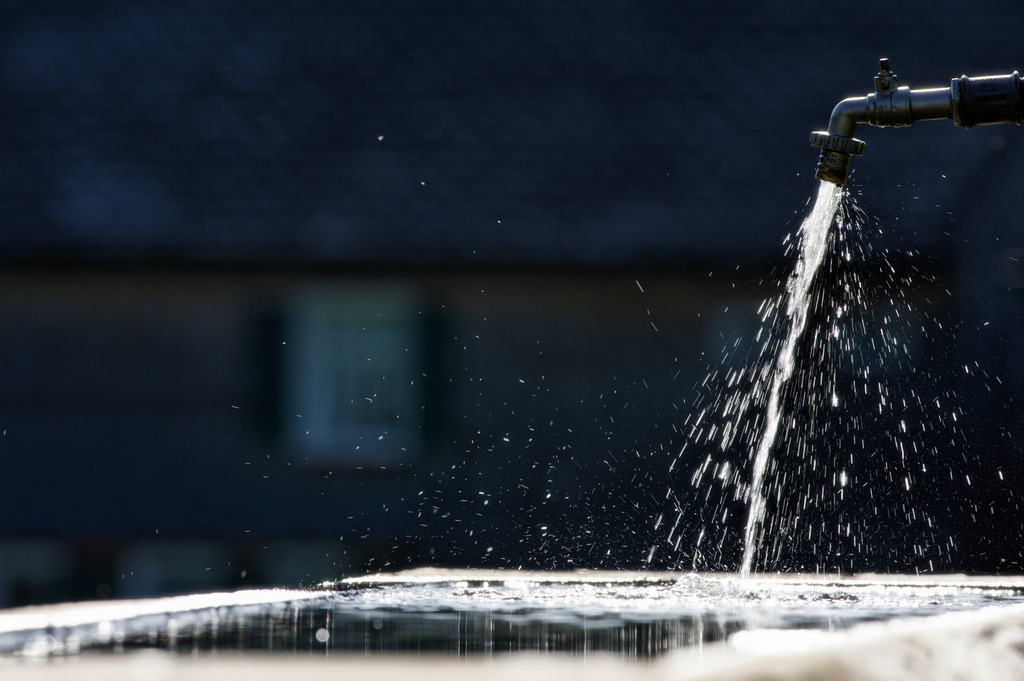 Holzbrunnen | Schoenenbach, Austria - July 24, 2012: Vorsäßsiedlung Schönenbach;  Holzbrunnen mit frischen Wasser aus dem Hahn. - Realisiert mit Pictrs.com
