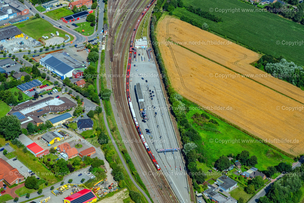 Niebüll_Autoverladung_Sylt_Zug_ELS_8697130825 | NIEBüLL 13.08.2025 Gleisverlauf und Bahn -Betriebsgebäude in Niebüll im Bundesland Schleswig-Holstein, Deutschland. Autoverladung für den " Sylt- Shuttle " der DB Fernverkehr AG und RDC AUTOZUG Sylt GmbH als Betreiber der Verbindung " Blauer Autozug Sylt ". // Track layout and railway operations building in Niebuell in the state Schleswig-Holstein, Germany. Foto: Martin Elsen