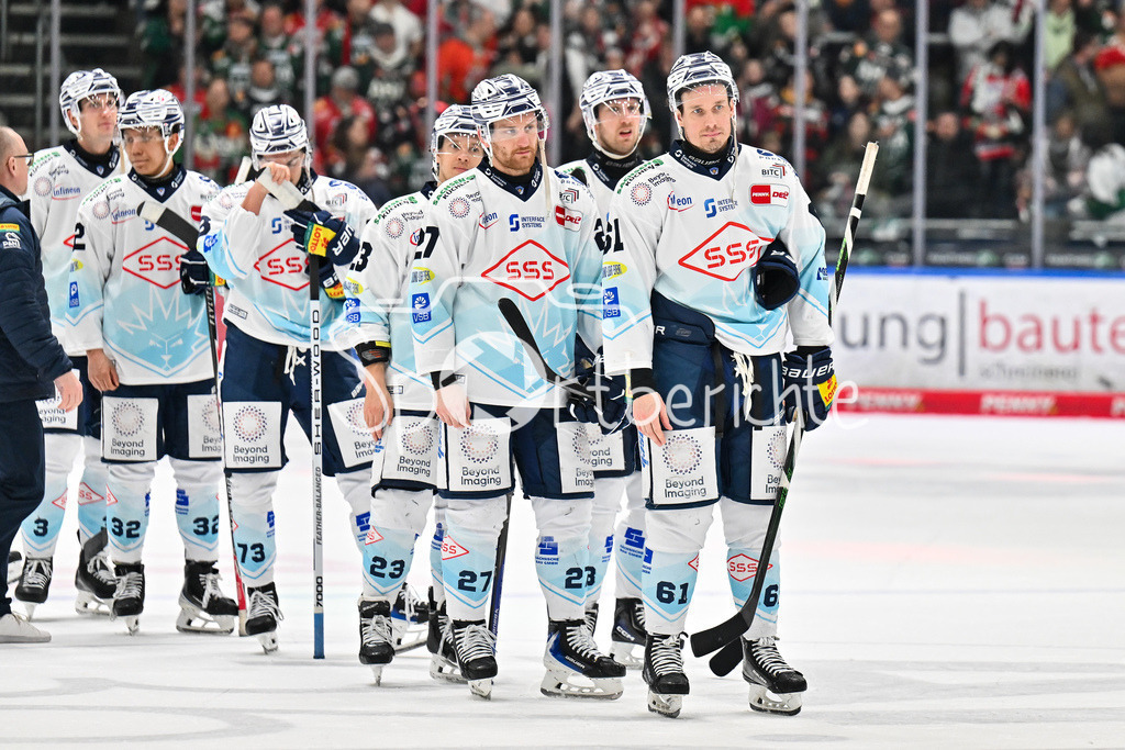 Augsburger Panther - Dresdner Eislöwen | AUGSBURG, DEUTSCHLAND - 06. MÄRZ: im Bild hängende Köpfe bei enttäuschten Gästen nach der Niederlage in Augsburg nach dem Match zwischen den Augsburger Panthern und den Dresdner Eislöwen am 49. Spieltag der Penny DEL im Curt Frenzel Stadion