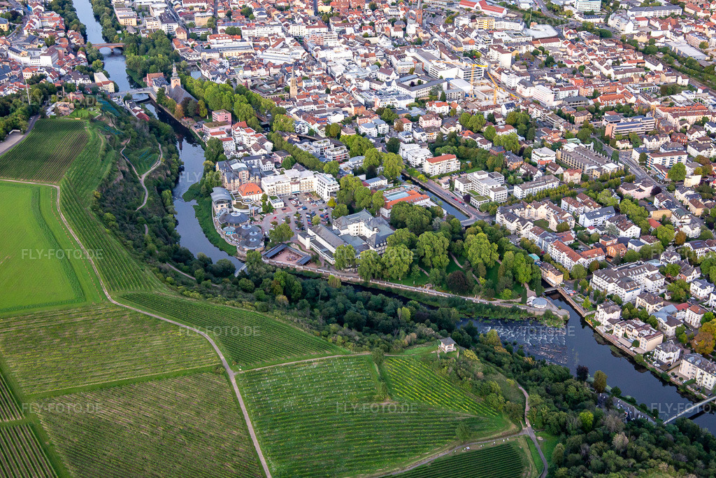 Luftbild: Kurhausstraße auf der Insel zwischen Mühlenteich und Nahe in Bad Kreuznach im Bundesland Rheinland-Pfalz in Deutschland. Foto: IMG_138332.jpg vom 03.09.2023 durch Werner Riehm/FLY-FOTO.de
