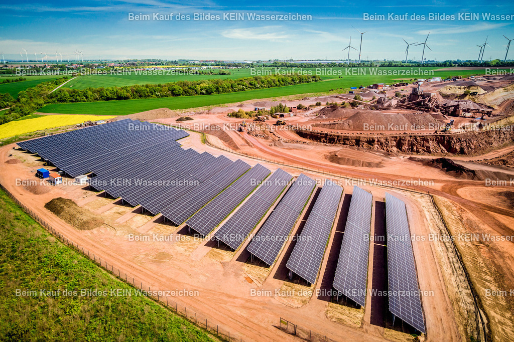 Mammendorf PV-Anlage April 2024-0067 | Die Drohnenaufnahme zeigt die fertiggestellte Photovoltaikanlage auf dem Gelände des Andesit-Steinbruchs aus nächster Nähe. Die Solarmodule sind vollständig montiert und präsentieren sich noch frisch und sauber – gerade fertiggestellt und noch ohne die ersten Spuren des späteren Betriebs. Im Hintergrund ist die charakteristische Landschaft des Steinbruchs mit seinen Abbauflächen und Fahrwegen zu erkennen. Die Aufnahme bildet den Abschluss der fotografischen Baustellendokumentation vom vorbereiteten Untergrund bis zur fertigen Photovoltaikanlage.Die Aufnahme ist Teil des Mitteldeutschen Bildarchivs von Luftbildfotograf Steffen Lehmann. - Realisiert mit Pictrs.com