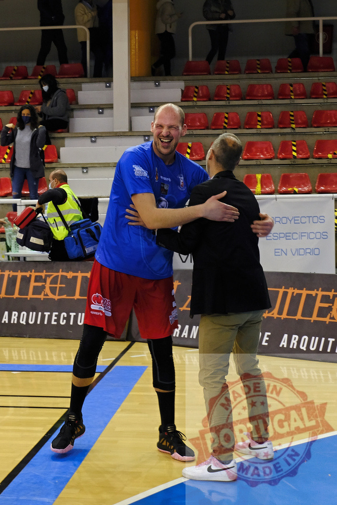 Basketball player hugging coach after game win | Basketball player embracing coach, celebrating victory on the court - Realisiert mit Pictrs.com
