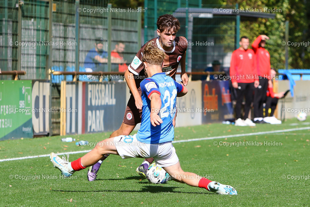 NH_HolsteinKielU19_FCStPauliU19_U19DFBNachwuchsliga_29092024 | #20 Maximilian Schmitz (Holstein Kiel U19), #10 Tom Leon Politz (FC St. Pauli U19)Fußball I Junioren I U19 DFB-Nachwuchsliga I Saison 2024-2025 I Vorrunde, Gruppe B, 8. Spieltag I Holstein Kiel U19 - FC St. Pauli U19 I 29.09.2024 I Citti-Fußballpark