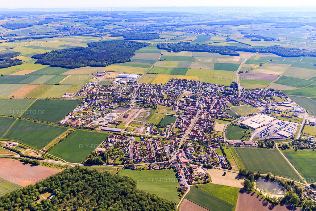 Luftbild: Ortsübersicht aus Osten mit sprintBOX GmbH und Schäflein Logistics GmbH in Grettstadt im Bundesland Bayern in Deutschland. – Foto: IMG_100545.jpg vom 28.05.2017 durch Werner Riehm/FLY-FOTO.de – Auflösung des Originals: 4919 x 3279 px – Behältervermietung, Behälterreinigung, Outsourcing von Behältern – Schaeflein Logistik-Partner