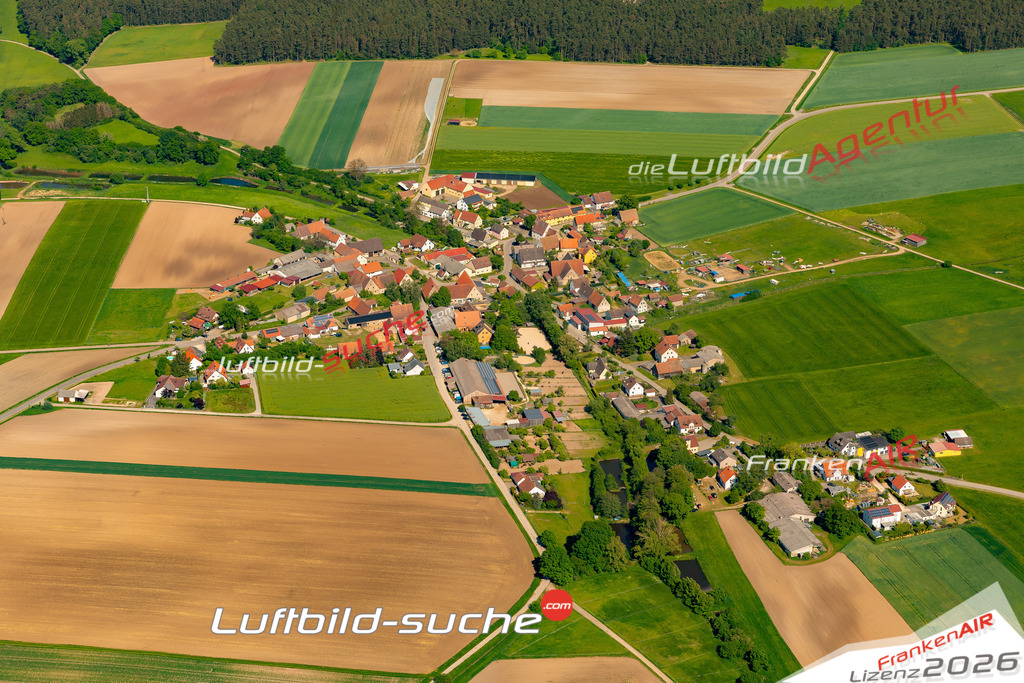 Das Luftbild zeigt : Ebersbach Abenberg - Die Luftaufnahme wurde 2024 vom UL-Flugzeug aus erstellt ( keine Drohne ) - Hochauflösende Luftaufnahme - Für grossformatige Ausdrucke geeignet. Die Geschenkidee !Mit Lizenz und Bildrechte bestellbar