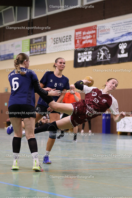 Handball I Juniorinnen I Saison 2026-2027 I Oberliga Schleswig-Holstein I 3. Spieltag I HSG Kalkberg 06 - TSV Bargteheide 140 | v.l. Mieke Thies (6, HSG Kalkberg 06), Hanna Jolie Cords (8, HSG Kalkberg 06), Liv Naya Klemann (53, TSV Bargteheide) - Realisiert mit Pictrs.com