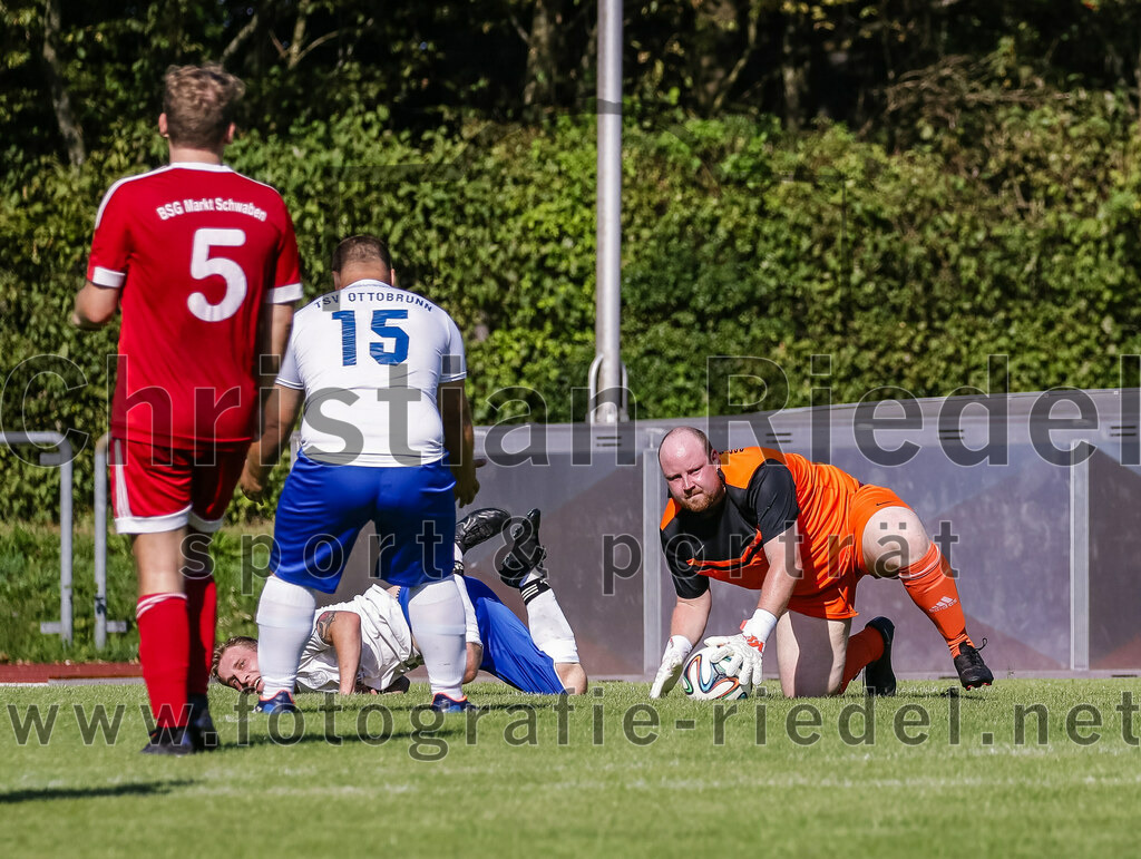 2023-08-19_087_SG_Markt_Schwaben_II_gegen_TSV_Ottobrunn_III | Markt Schwaben, Deutschland, 19.08.2023:
Fußball, C-Klasse 2023 / 2024, 1. Spieltag, (SG) Markt Schwaben II gegen TSV Ottobrunn III, Endergebnis: 0:4

Michael Fischer (SG Markt Schwaben, #5), Thomas Aschenbrenner (TSV Ottobrunn, #15), Torwart Sebastian Handrick (SG Markt Schwaben, #23)

Foto: Christian Riedel / fotografie-riedel.net
