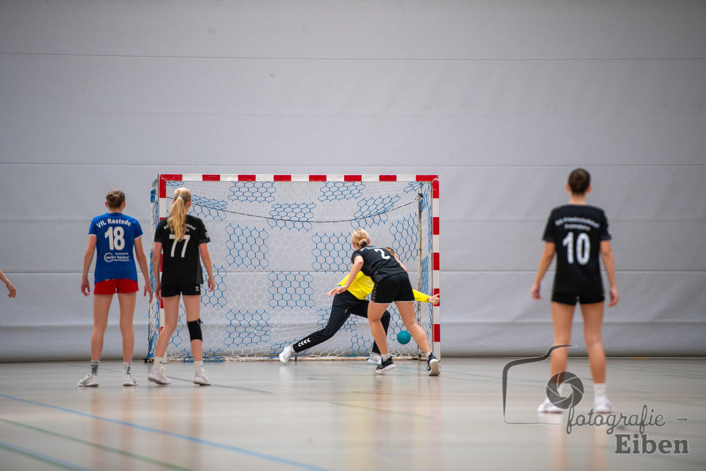 VfL Rastede-SG FriPe | C-Juniorinnen Landesliga; VFL Rastede (blau) - SG FriPe (schwarz) am 22.09.2024; in Rastede (Sporthalle Feldbreite), Photo: Philip Eiben 2024 - Realisiert mit Pictrs.com