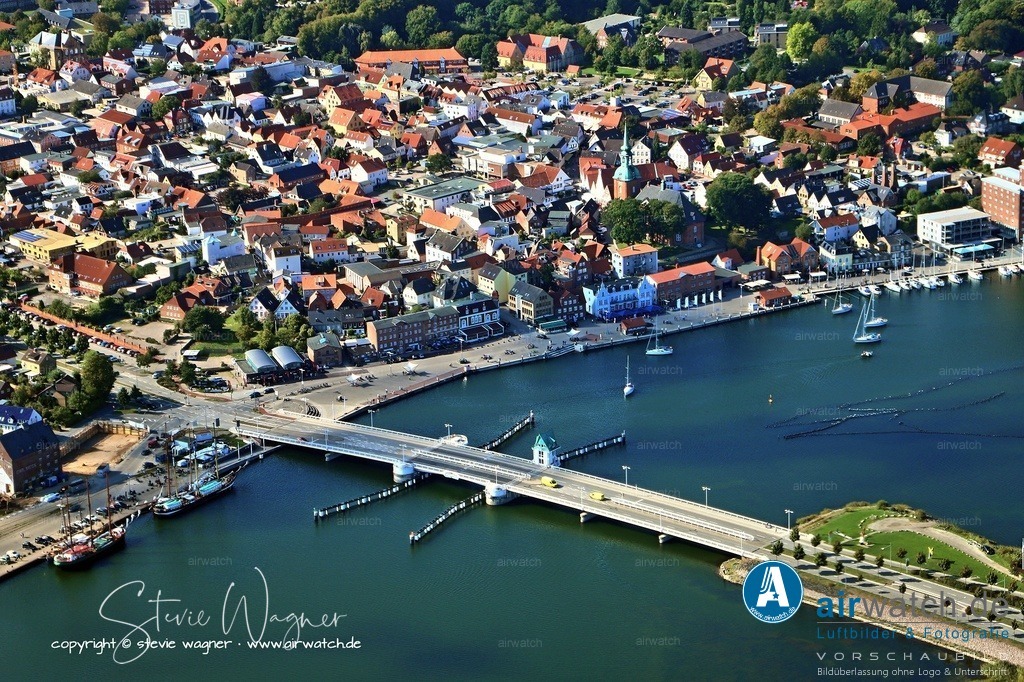 Luftbild Kappeln an der Schlei - Die Schleibrücke Kappeln | Die Schleibrücke Kappeln ist eine zweiflügelige Doppel-Klappbrücke, die die Schlei zwischen Angeln und Schwansen überquert und die Bundesstraße 203 sowie einen Fuß- und Radweg führt. Sie wurde von 2000 bis 2002 gebaut und am 2. Dezember 2002 für den Verkehr freigegeben.