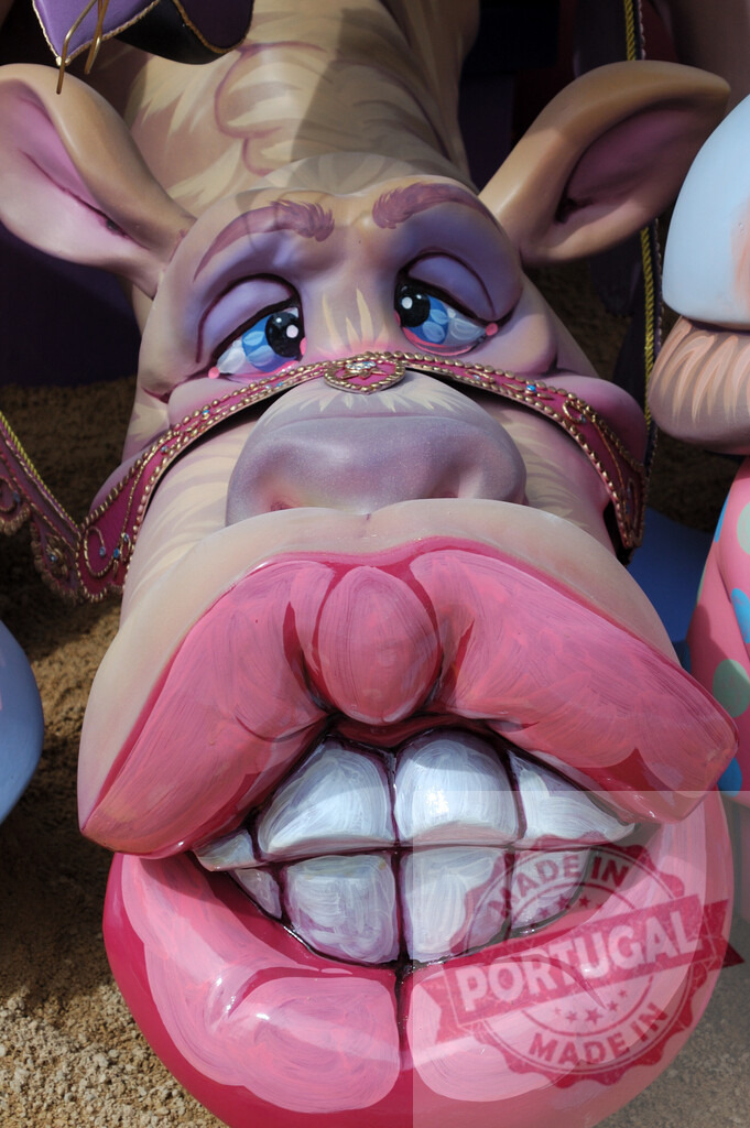 Colorful large head camel-like caricature Falla festival. Fallas Fiestas Communidad Valenciana | Sculpted animal head with exaggerated features and pink lips from the Fallas celebration - Realisiert mit Pictrs.com