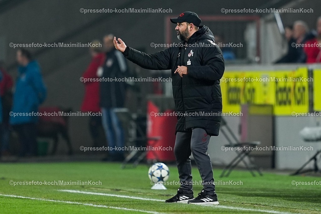 xYDRx04022601174 | 04.02.2026, xydrx, Fußball, Sechzehntelfinale UEFA Youth League, 1.FC Köln - FC Internazionale Milano, Saison 2025 2026, RheinEnergie-STADION :  Stefan Ruthenbeck (Trainer U19 1.FC Köln) gestikulierend  regulations prohibit any use of photographs as image sequences and or quasi-video. Photo: xYannisxDreimannxPressefotoKochx