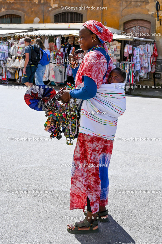Italien_ Toscana_ Pisa_ 28.05.2024-132 | 28.05.2024, Italien, ITA, Toskana, Pisa im Bild Stadtansichten, Gebäude, Architektur, Touristen, Historisch, Souvenier, Turm, Dom, Piazza, schief


Pisa ist eine Stadt in Italien, gelegen in der Toskana am Arno. Wahrzeichen ist der als Schiefer Turm von Pisa bekannte Campanile des Doms auf der Piazza dei Miracoli im Norden des Stadtzentrums. 
Quelle: Wikipedia
