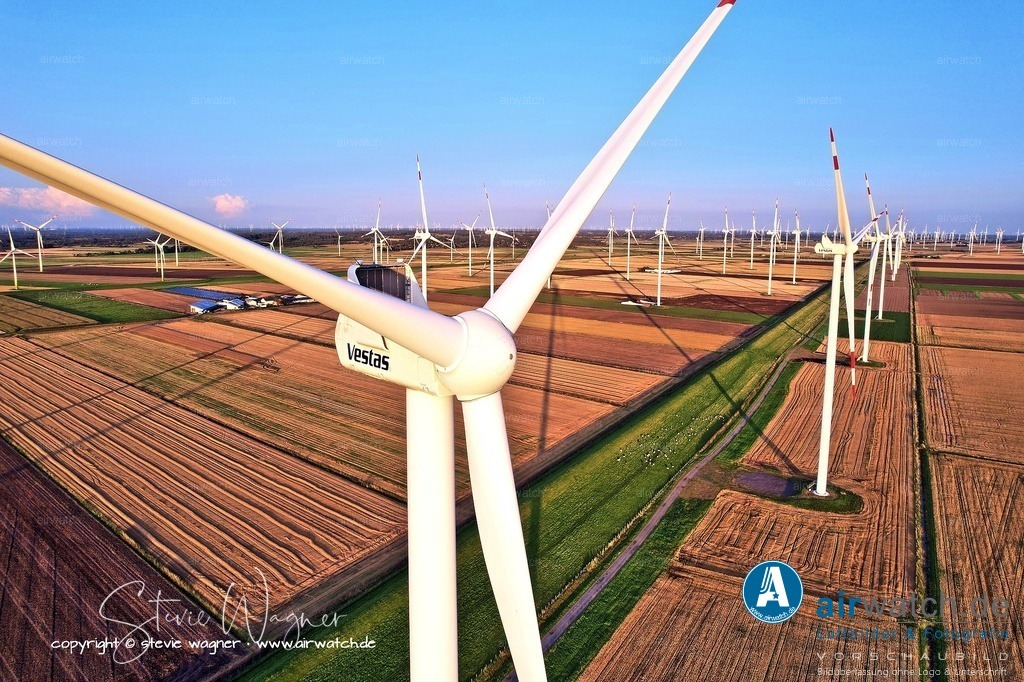 Windpark Gemeinde Reussenkoege in Nordfriesland - Luftbild | Entdecken Sie atemberaubende Luftbilder und Fotografien auf airwatch.de - Tauchen Sie ein in eine Welt voller faszinierender Aufnahmen aus der Vogelperspektive.