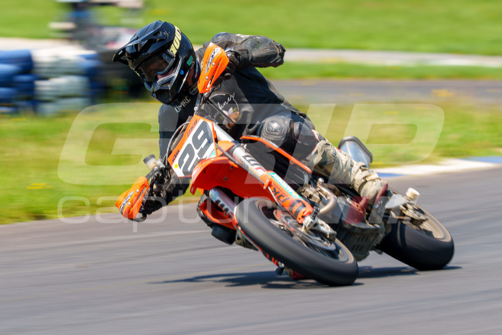 G-Cup + Supermoto Staatsmeisterschaft + Hungarian Supermoto Championship | GRIPcapture steht für authentische Sportfotografie in Österreich – für Momente, die mehr sind als Geschwindigkeit oder Ergebnis. Es geht um Emotion, Spannung, Fokus und den Augenblick, der oft nur einen Wimpernschlag dauert.Ob Motorsport, Teamsport oder 