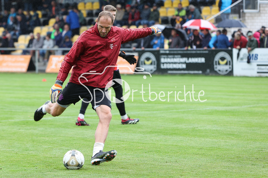DJK Vilzing - FC Bayern Amateure | FCB Torwarttrainer Jaroslav DROBNY in Aktion / Freisteller / Einzelfoto