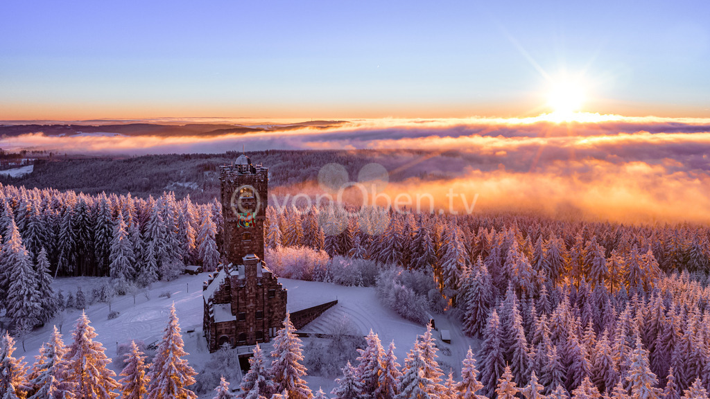 Der Altvaterturm bei Lehesten zum Sonnenaufgang im Winter | Luftbilder, Drohnenbilder, Oberfranken, Bayern, Kronach, Lichtenfels, Kulmbach, Thüringen, Frankenwald, Thüringerwald - Realisiert mit Pictrs.com