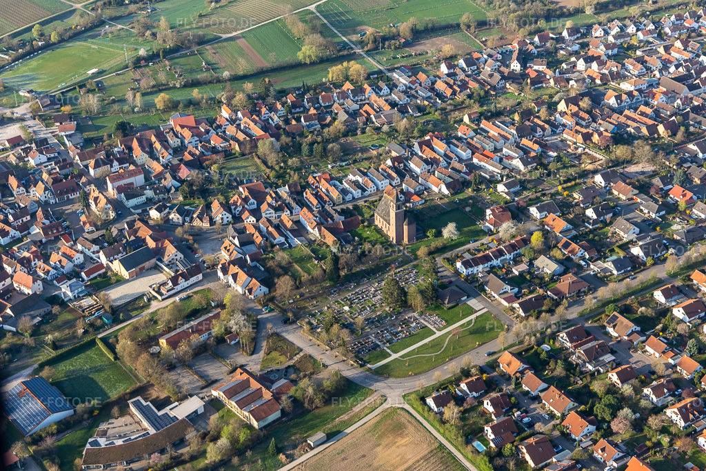 Luftbild: Friedhof in Essingen im Bundesland Rheinland-Pfalz in Deutschland. Foto: IMG_126369.jpg vom 04.04.2021 durch Werner Riehm/FLY-FOTO.de