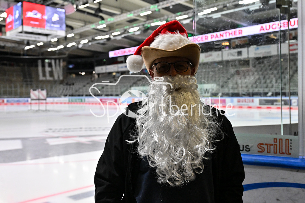 Augsburger Panther - Nürnberg Ice Tigers | Das Eisteam der Panther als Nikolaus verkleidet / DEL: Augsburger Panther - Nuernberg Ice Tigers, Curt Frenzel Stadion am 06.12.2024