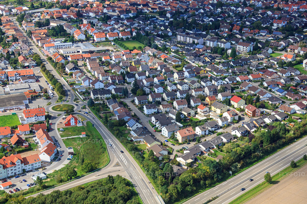 Luftbild: Kuhhardter Straße in Rülzheim im Bundesland Rheinland-Pfalz in Deutschland. Foto: IMG_34147.jpg vom 19.09.2010 durch Werner Riehm/FLY-FOTO.de