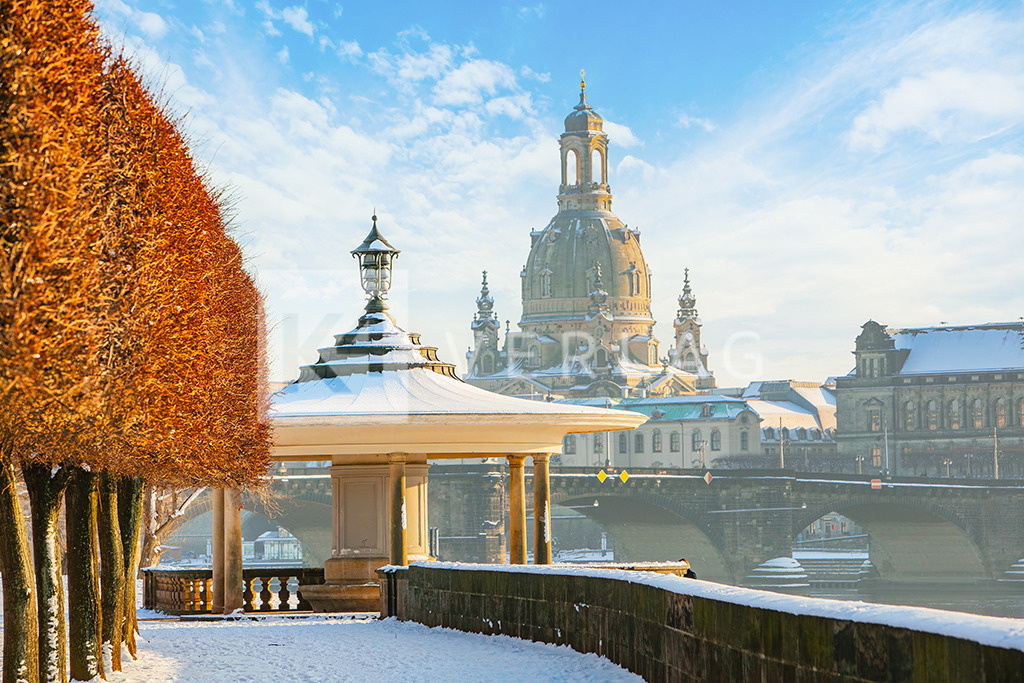 Glockenpavillon-Frauenkirche-Elbwiesen_FOCO9775 | Winterliche Stimmung an den Elbwiesen mit Glockenpavillon und Frauenkirche - Realisiert mit Pictrs.com