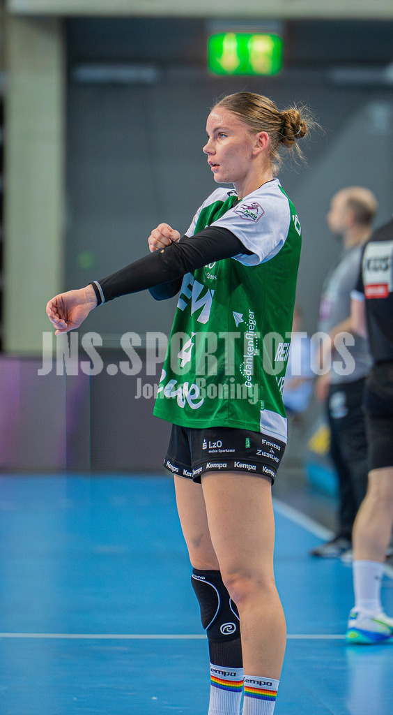 Handball I Frauen I Saison 2025-2026 I 1. HBF I 15. Spieltag I VFL Oldenburg - SV Union Halle-Neustadt 0046 | Toni-Luisa Reinemann (4, VfL Oldenburg) - Realisiert mit Pictrs.com