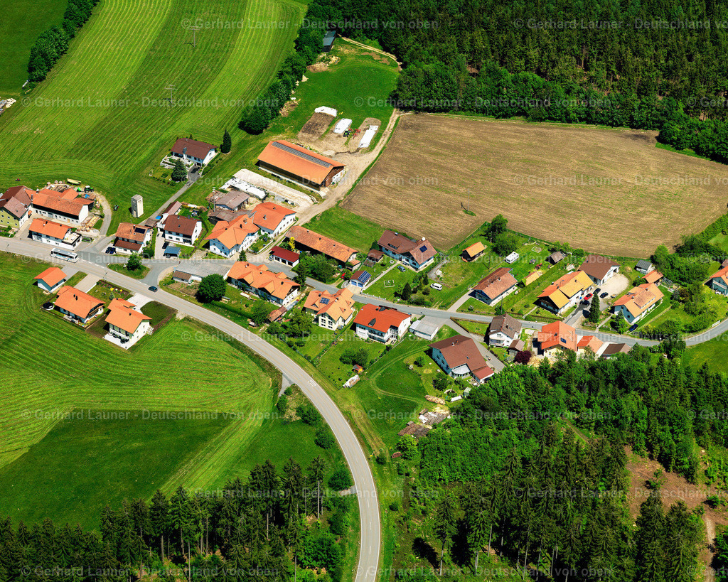 2724140 | HOLZFREYUNG 19.05.2007 Landwirtschaftliche Nutzflächen und Feldgrenzen  umsäumen das Siedlungsgebiet des Dorfes in Holzfreyung im Bundesland Bayern, Deutschland // Agricultural land and field boundaries surround the settlement area of the village  in Holzfreyung in the state Bavaria, Germany Foto: Gerhard Launer