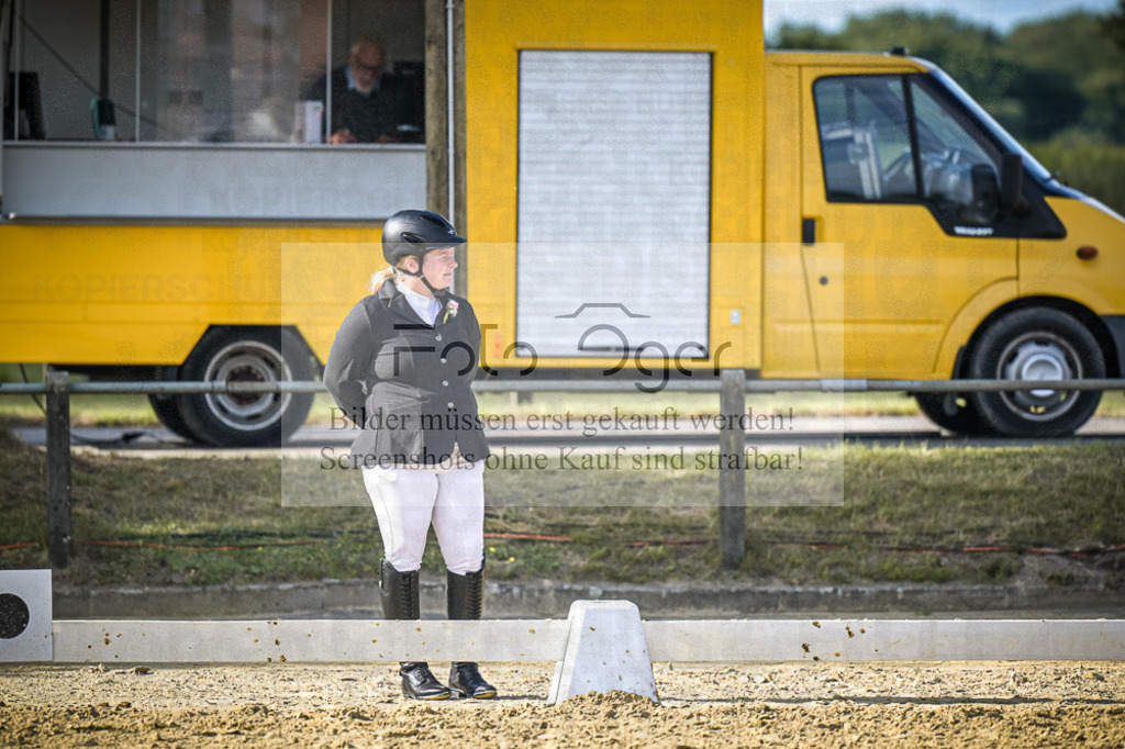 DOS_0553 | Entdecke hochwertige Reitturnierfotos von Foto Oger. Professionell, emotional und authentisch – jetzt Lieblingsmomente im Shop bestellen.Deutschlandweite Turnierfotografie. - Realisiert mit Pictrs.com