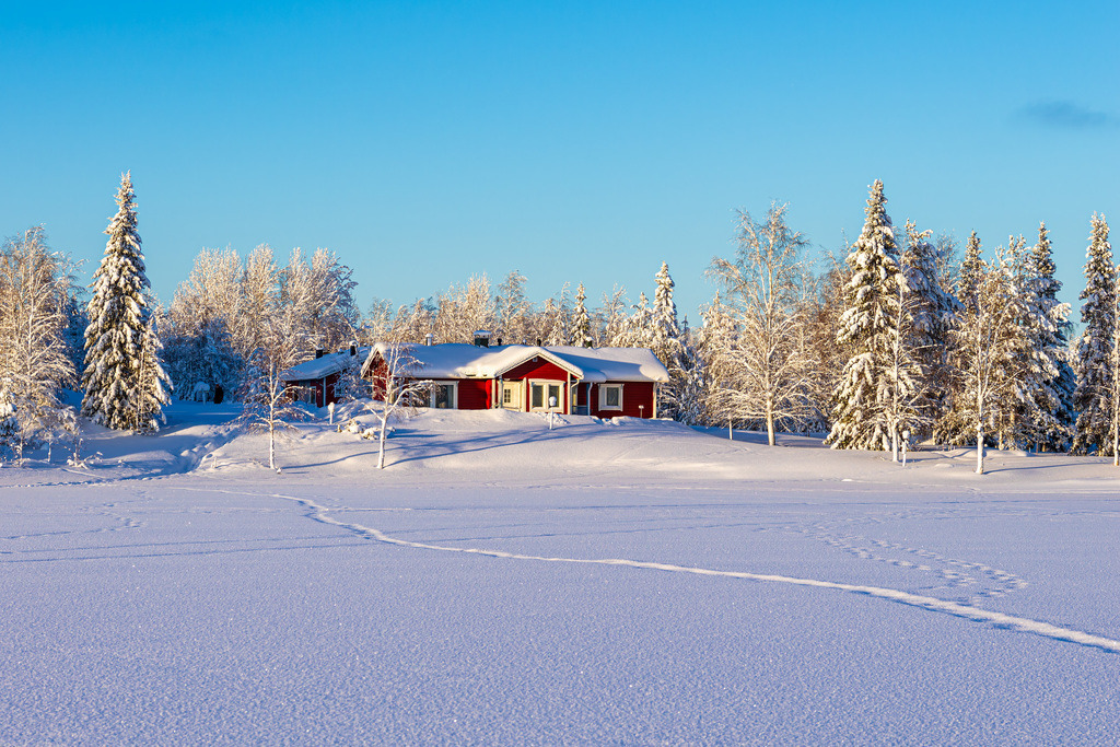 Landschaft im Winter mit Haus und Wald in Äkäslompolo, Finnland | Landschaft im Winter mit Haus und Wald in Äkäslompolo, Finnland.