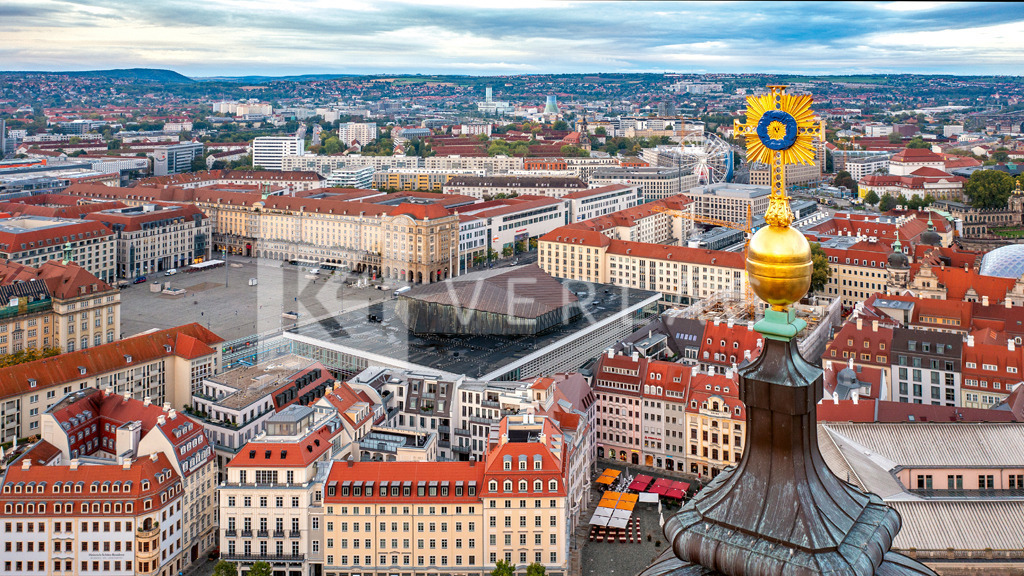 Panorama-Kulturpalast-Frauenkirche-Altmarkt-Dresden-Luftbild-DJI_0046 | Wandbild Luftbildaufnahme über die Frauenkirche hin zum Kulturpalast und den Altmarkt in der Altstadt von Dresden - Realisiert mit Pictrs.com