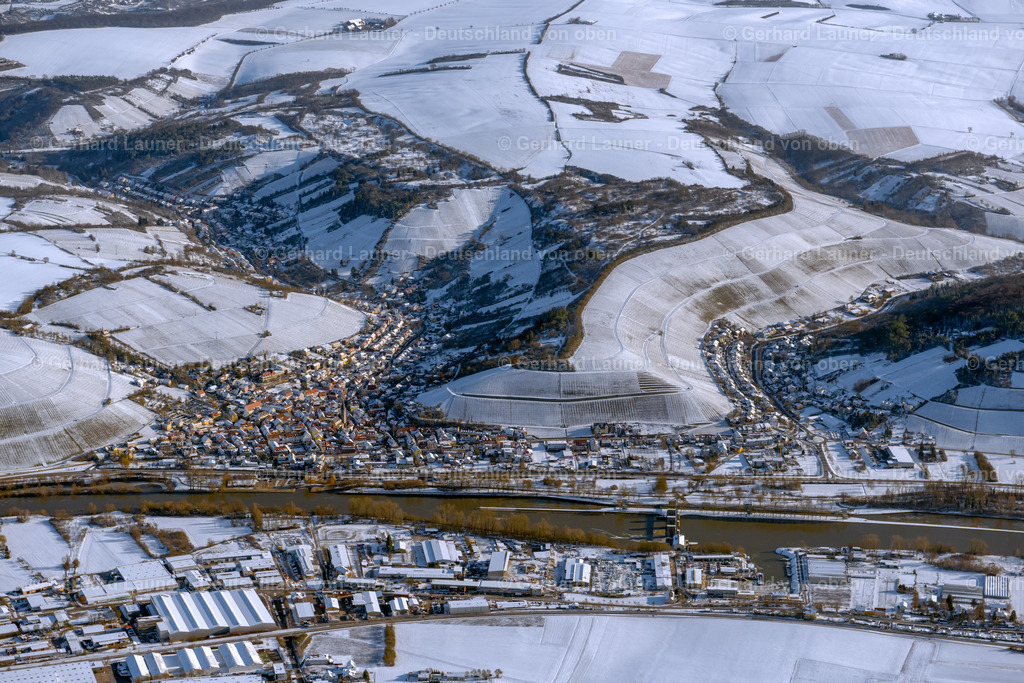 4043141 | RANDERSACKER 13.02.2021 Winterlich schneebedeckte Ortschaft an den Fluss- Uferbereichen des Main in Randersacker im Bundesland Bayern, Deutschland. // Wintry snowy town on the banks of the river of the Main river in Randersacker in the state Bavaria, Germany. Foto: Gerhard Launer