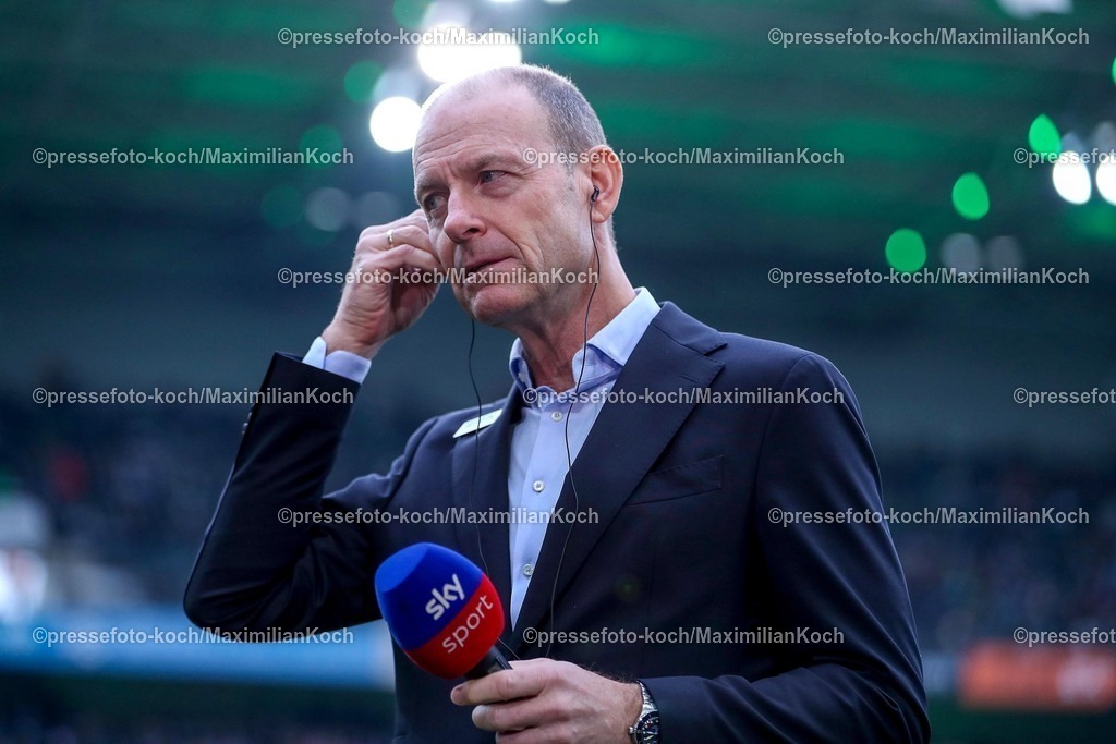 BMG21022501008 | 22.02.2025, Fußball, Borussia Mönchengladbach - FC Augsburg, 1. Fußball Bundesliga, Borussia-Park, Saison 2024 2025: Cheftrainer Jess Thorup (FC Augsburg)DFB regulations prohibit any use of photographs as image sequences and or quasi-video.