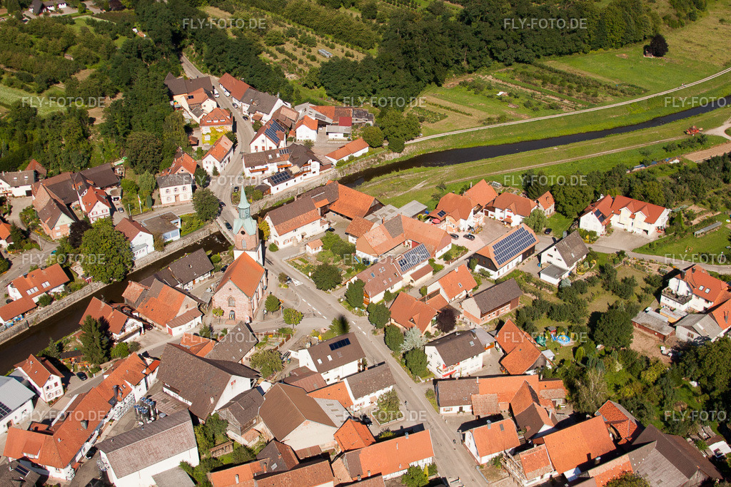 Erlacher Straße | Luftbild: Erlacher Straße im Ortsteil Erlach in Renchen im Bundesland Baden-Württemberg in Deutschland. Foto: IMG_31570.jpg vom 09.08.2010 durch Werner Riehm/FLY-FOTO.de - Realisiert mit Pictrs.com